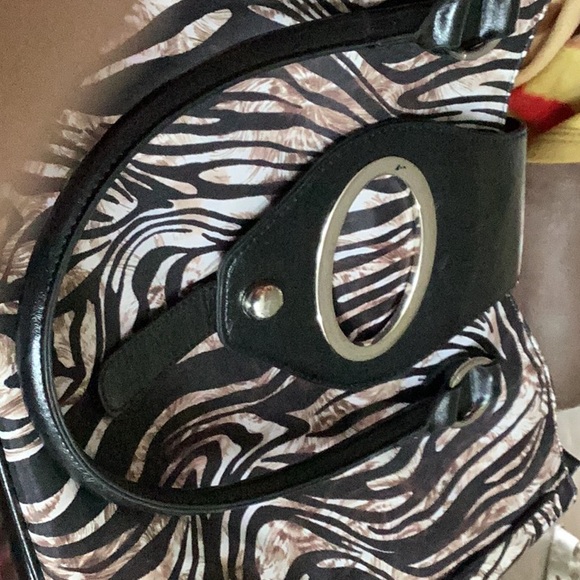 Purse , leopard design, pink inside , nice bag , - Picture 4 of 4